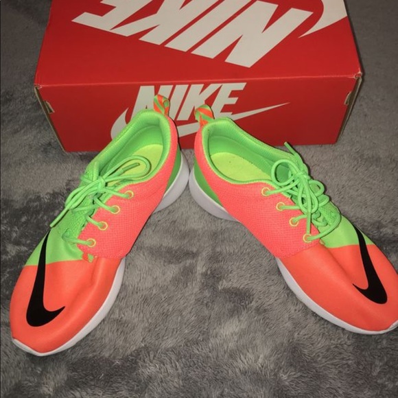Nike Roshe Run women’s 8/youth size 6 - Picture 4 of 5